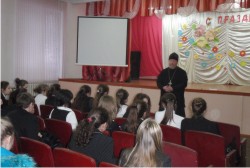Встреча настоятеля храма протоиерея А. Дашевского с учащимися 9-х и 10-х классов гимназии №8